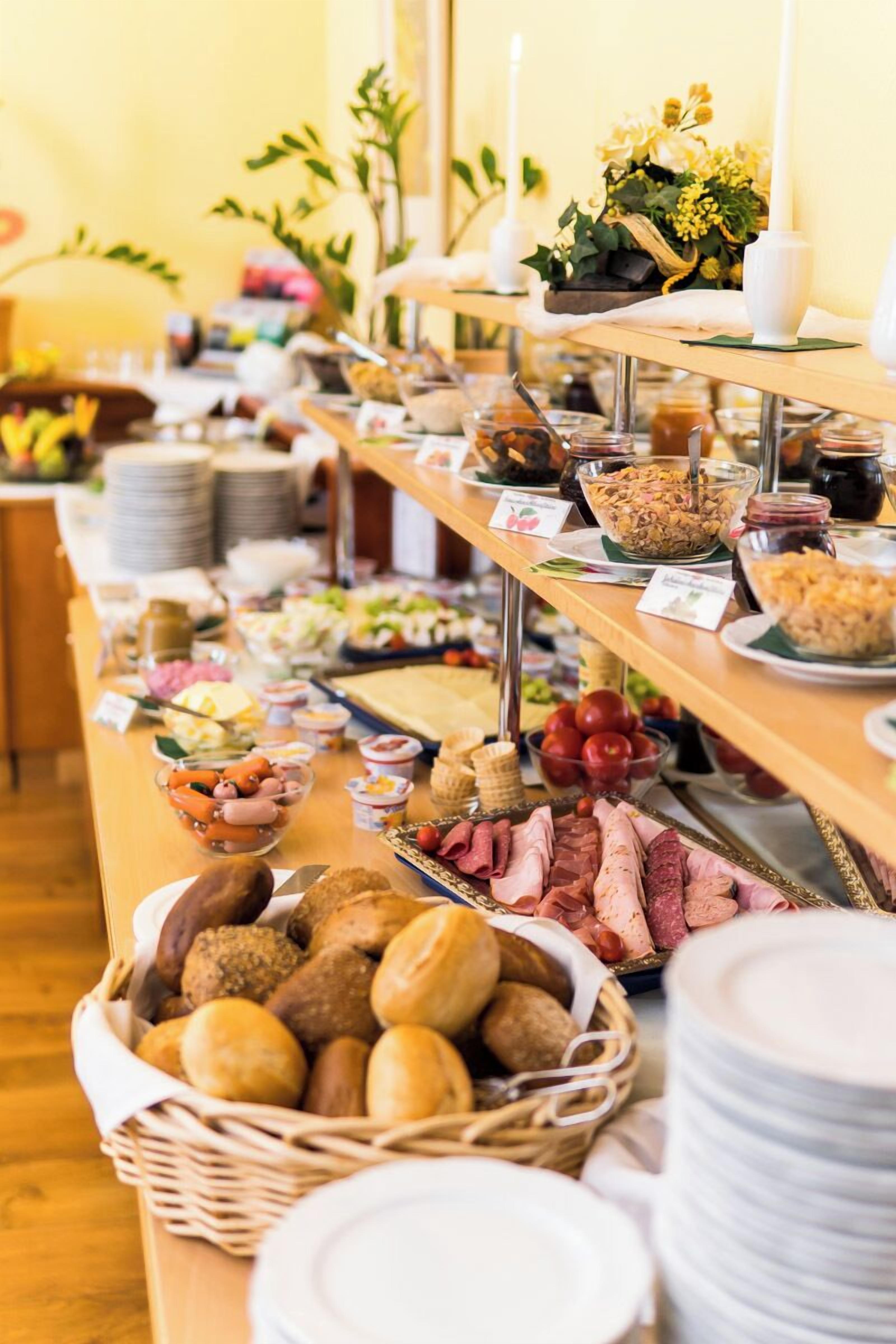 Ropa de cama de alta calidad y caja de seguridad en la habitación 