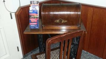 Een hoekbureau met een houten stoel en een blauwe doos erop.