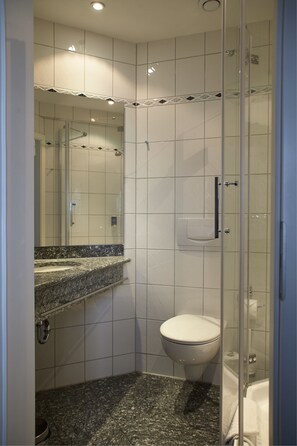 Een douche, een haardroger, handdoeken