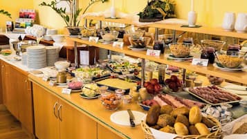 Desayuno buffet los fines de semana (EUR 13.25 por persona)