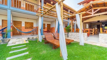 Una piscina al aire libre, sillones reclinables de piscina