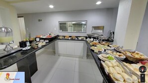 Eine Hotelküche mit Buffet, einschließlich verschiedener Speisen und Beilagen.