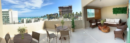 Premium Room | Living area | 32-inch Smart TV with cable channels, TV