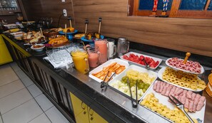 Un bufé con distintos alimentos y bebidas.