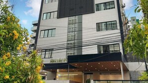 A modern hotel building with a prominent sign for Hotel Gogo du emma. - Hotel Pousada Gogo da Ema (Maceió)