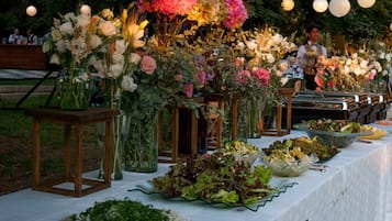 2 restaurants, breakfast, lunch, dinner served; international cuisine