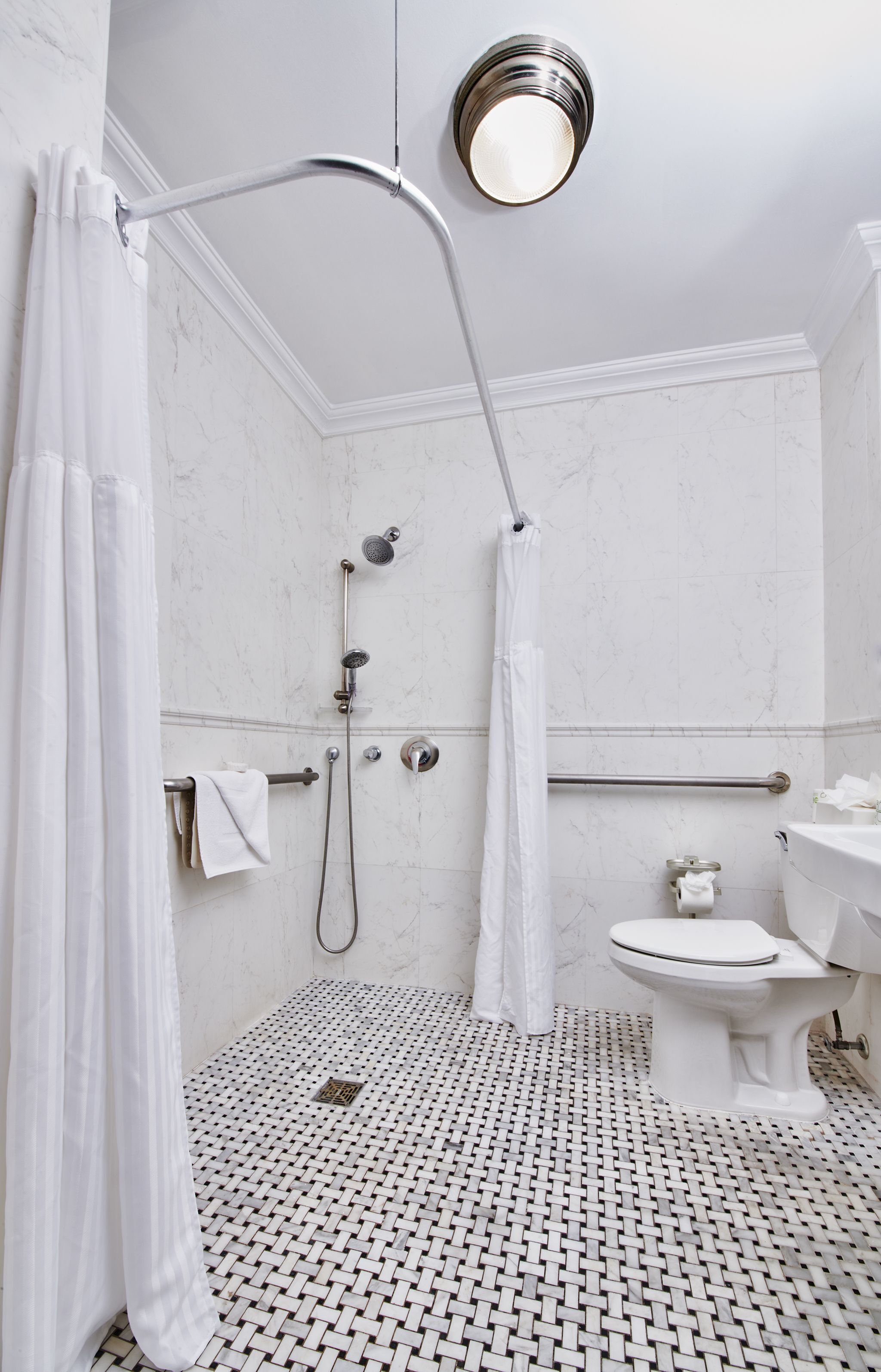 Une salle de bain moderne avec une douche, des toilettes et un carrelage décoratif.