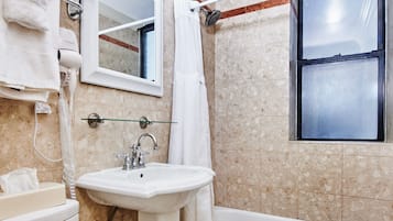 Apartment, 2 Bedrooms, Kitchenette | Bathroom | Combined shower/bathtub, free toiletries, hair dryer, towels