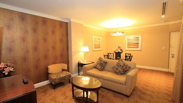 Penthouse, 1 habitación, cocineta | Caja de seguridad en la habitación y tabla de planchar con plancha