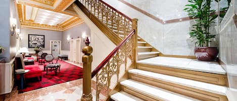 Lobby lounge