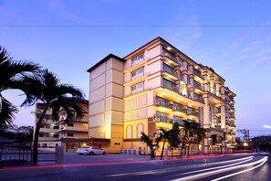 Front of property – evening/night - Victoria Nimman Hotel (Chiang Mai)