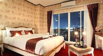 Minibar, blackout drapes, free WiFi, bed sheets