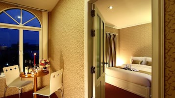 Junior Suite, 2 Queen Beds, Non Smoking, Mountain View | 2 bedrooms, minibar, blackout curtains, free WiFi
