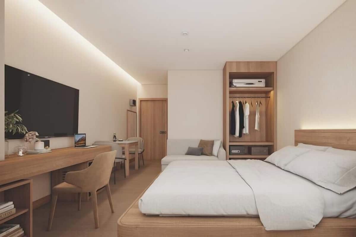 Laptop workspace, blackout curtains, free WiFi, bed sheets