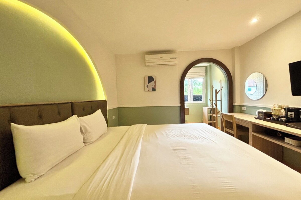Laptop workspace, blackout curtains, free WiFi, bed sheets