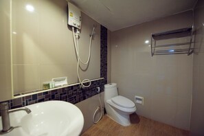 Grand Deluxe Double Room | Bathroom | Shower, towels - Star Residency Hotel (Pattaya)