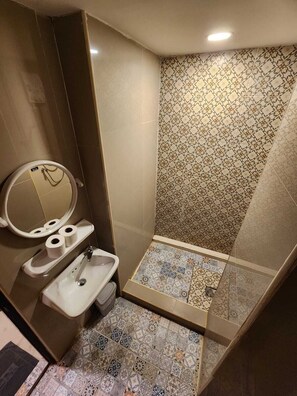 Deluxe Double Room | Bathroom | Shower, towels - Star Residency Hotel (Pattaya)