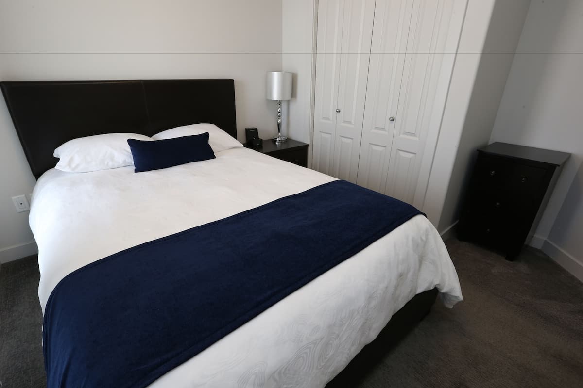 suite, 1 bedroom, kitchen | iron/ironing board, free wifi, bed sheets, alarm clocks