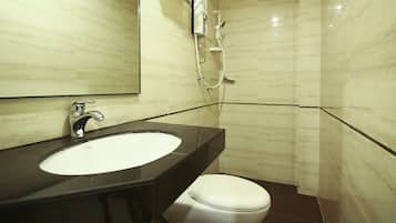 Kamar Standar | Kamar mandi | Shower, perlengkapan mandi gratis, pengering rambut, dan handuk