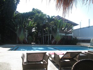 Outdoor pool, pool loungers - Tonglen Eco Resort (Boracay Island)