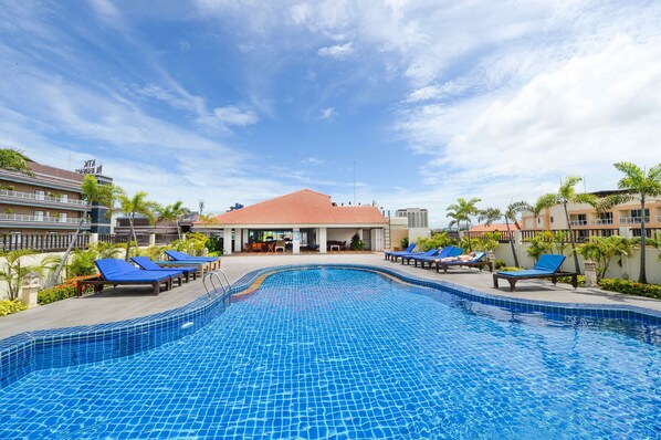 Hồ bơi ngoài trời, ghế dài tắm nắng 