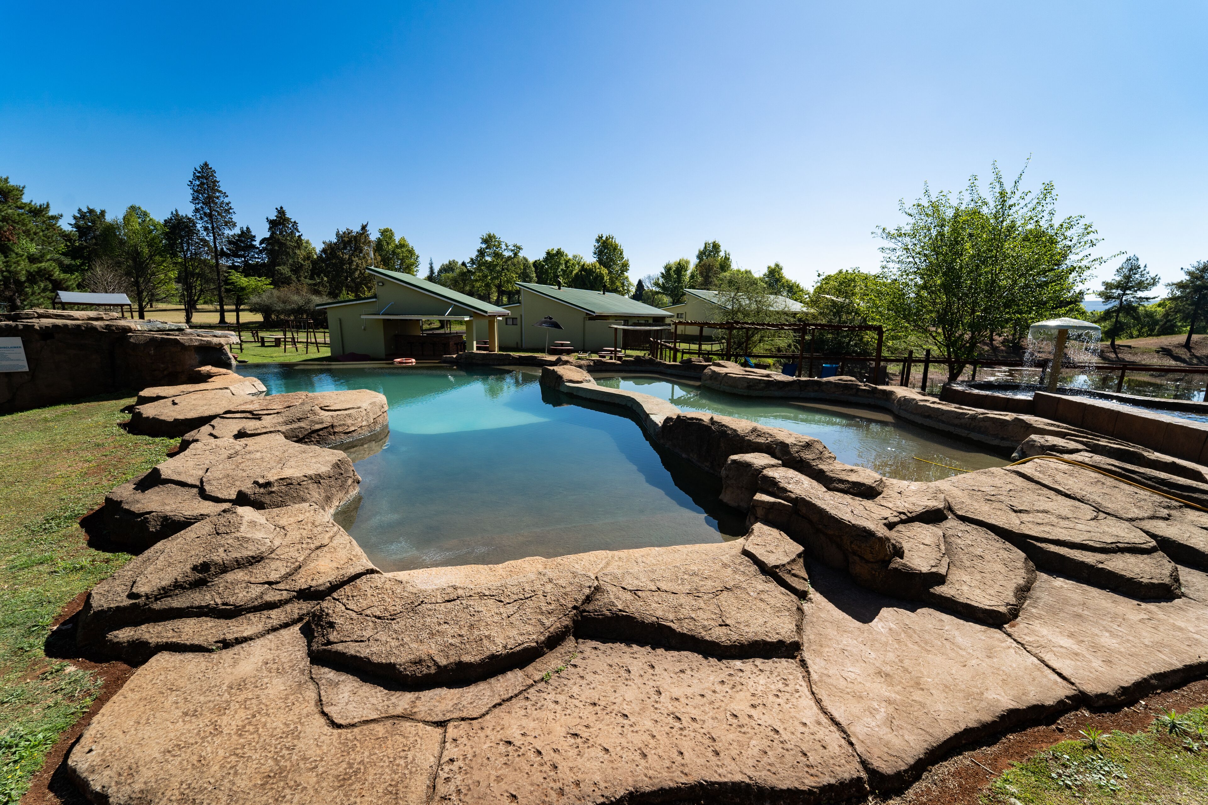 2 ulkouima-allasta, aurinkovarjoja, aurinkotuoleja