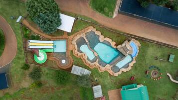 2 hồ bơi ngoài trời, dù/ô trên bãi biển/hồ bơi, ghế dài tắm nắng