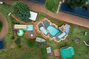 2 piscines extérieures, parasols de plage, chaises longues