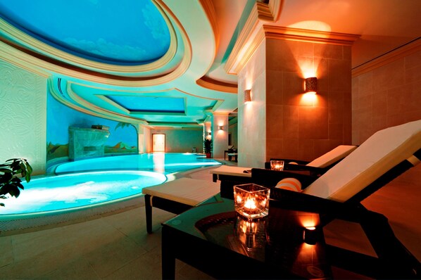 Un sauna, una bañera de hidromasaje, baño turco
