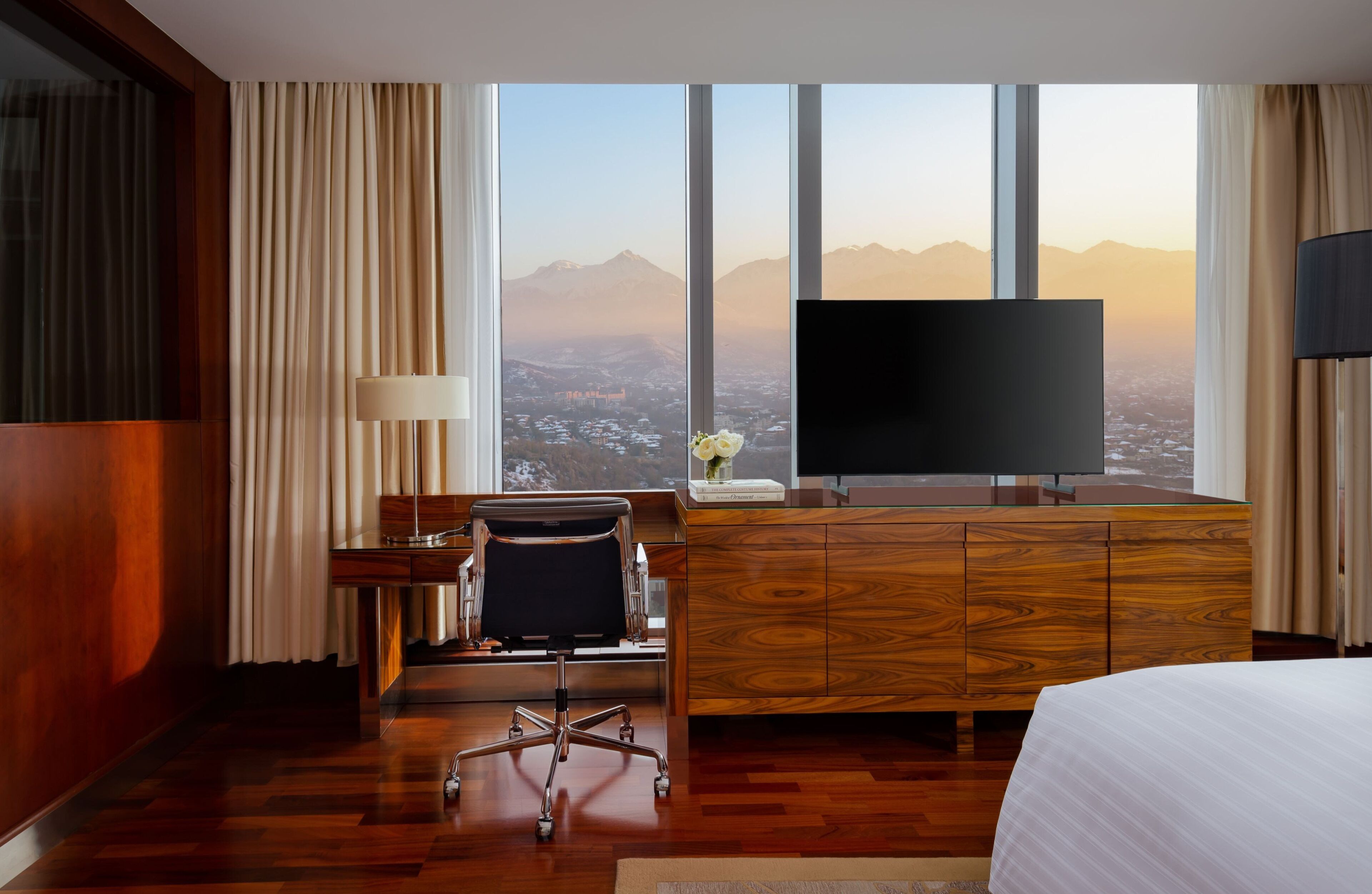 panoramic room, 1 king bed, non smoking, corner (view) | 1 bedroom, frette italian sheets, premium bedding, minibar