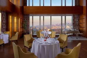 2 restauranter: frokost, lunsj og middag serveres
