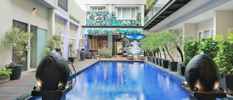 Kolam renang outdoor, dengan kursi berjemur