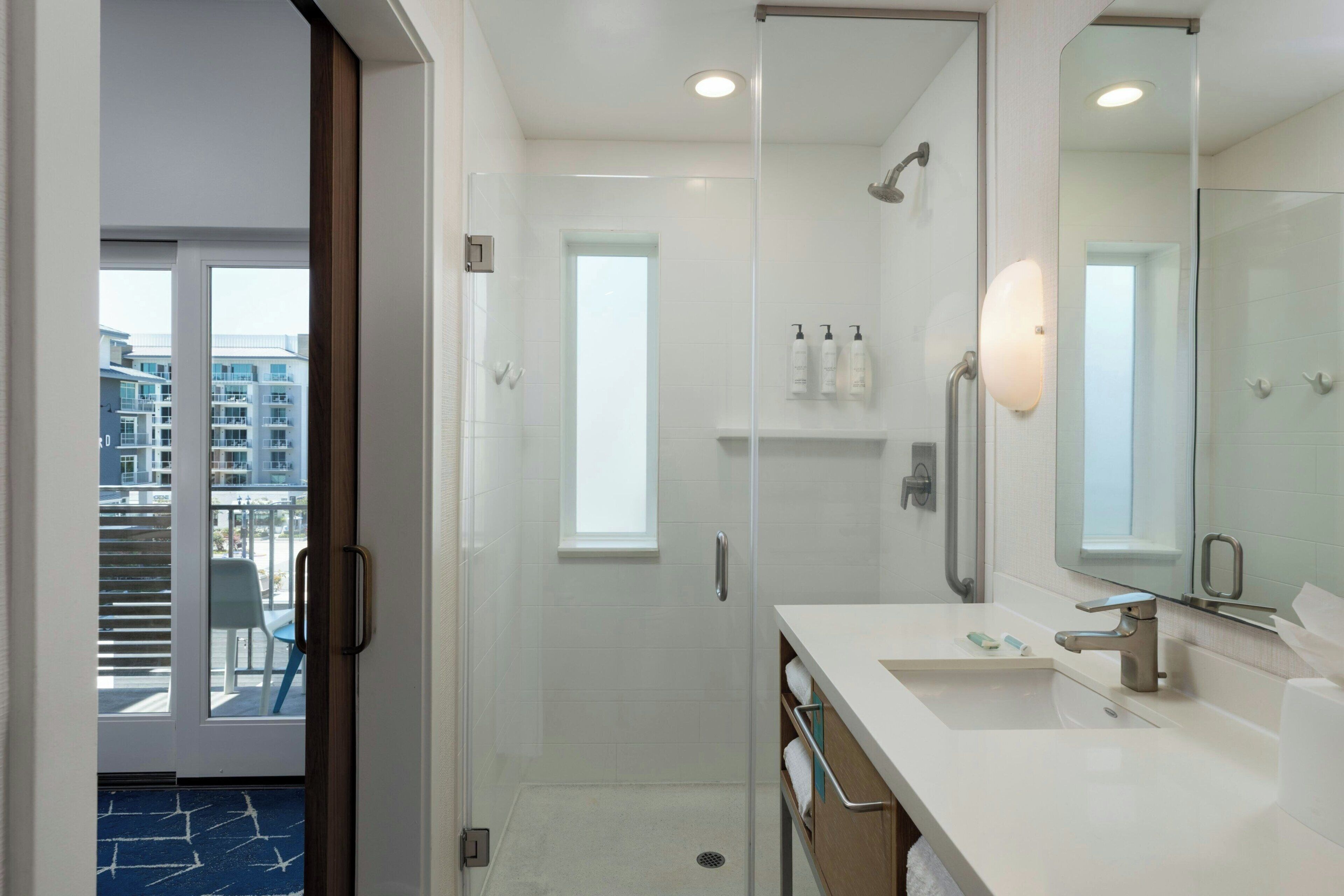 Amenidades de baño ecológicas, secadora de cabello, toallas, jabón 