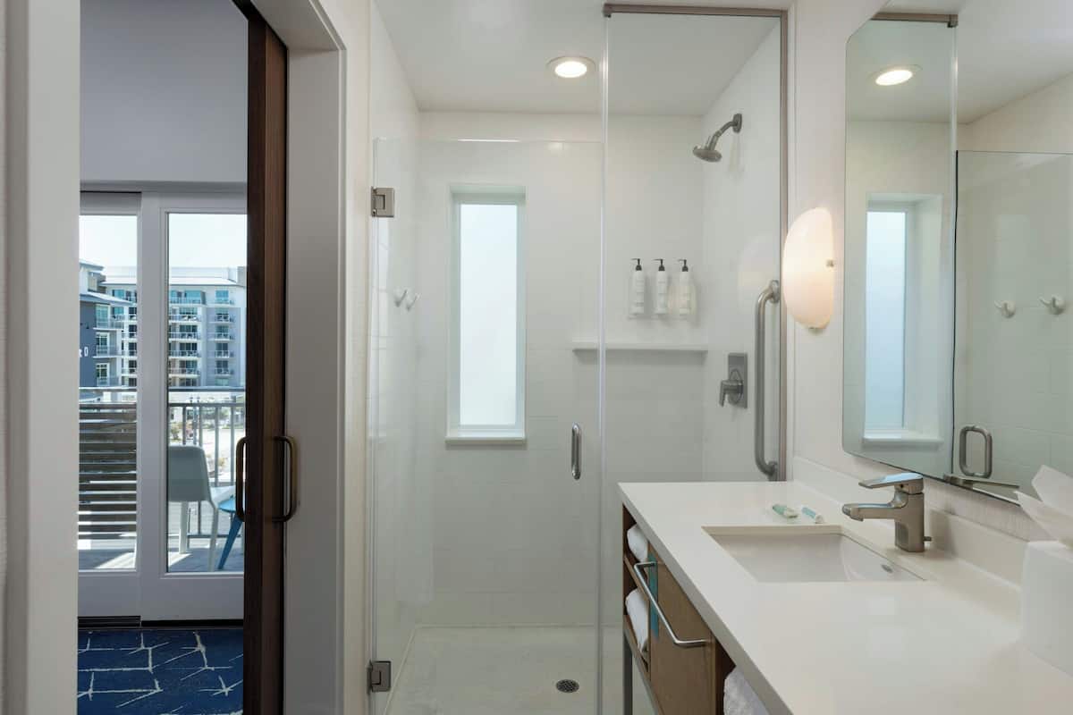 Amenidades de baño ecológicas, secadora de cabello, toallas, jabón