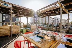 Lunch and dinner served - SpringHill Suites by Marriott Oceanside Beach (Oceanside)