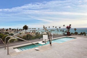 Piscina externa, guarda-sóis, espreguiçadeiras