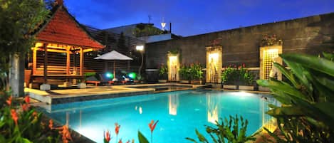 Piscina all'aperto, lettini
