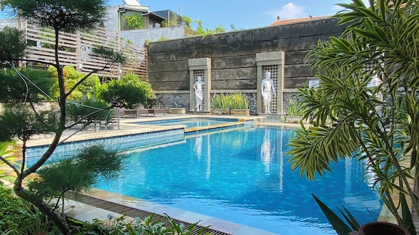 Outdoor pool, sun loungers - Sandat Hotel Legian (Kuta)