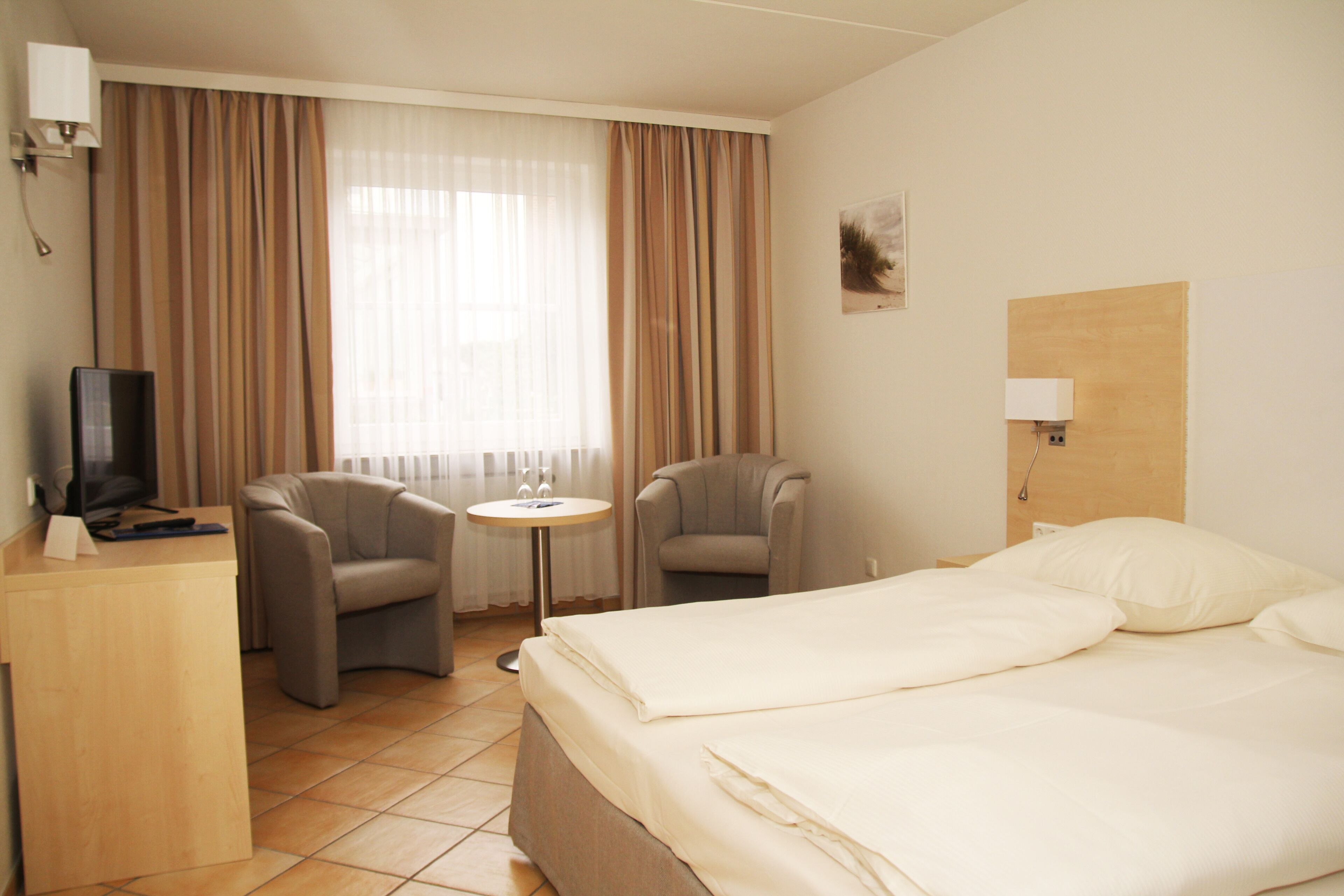 double room | living area | flat-screen tv