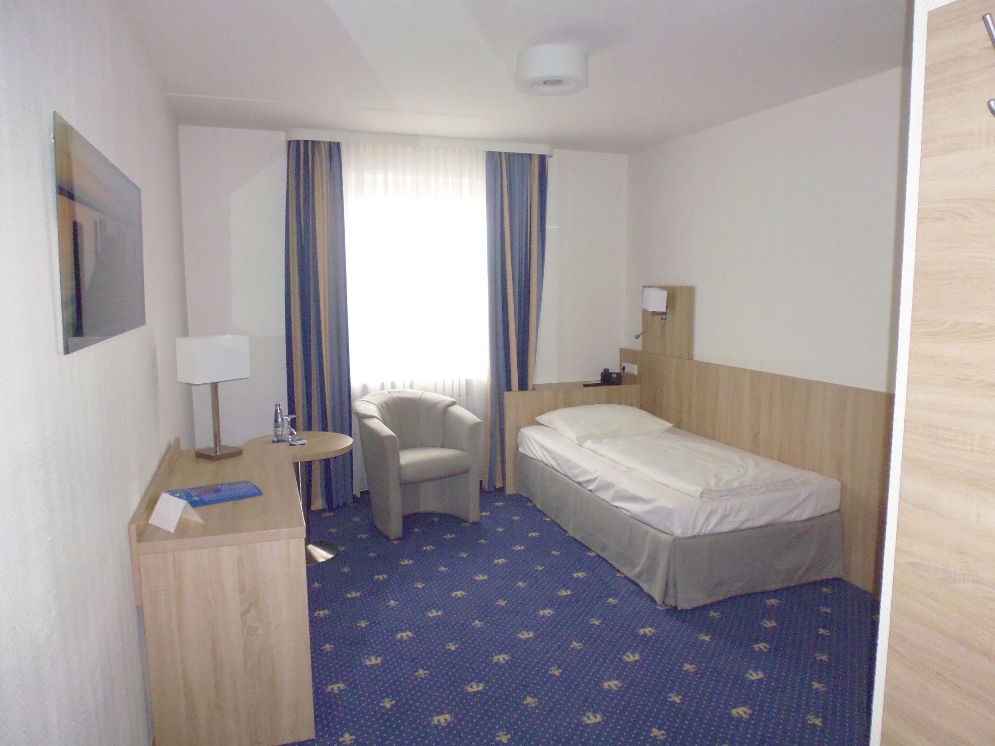 single room | living area | flat-screen tv