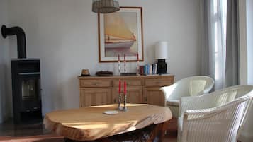 Căn hộ dành cho gia đình, 2 phòng ngủ | Phòng khách | TV màn hình phẳng