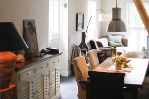 객실 내 식사 공간