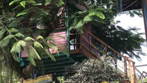 Una casa en los árboles con un cartel que dice 