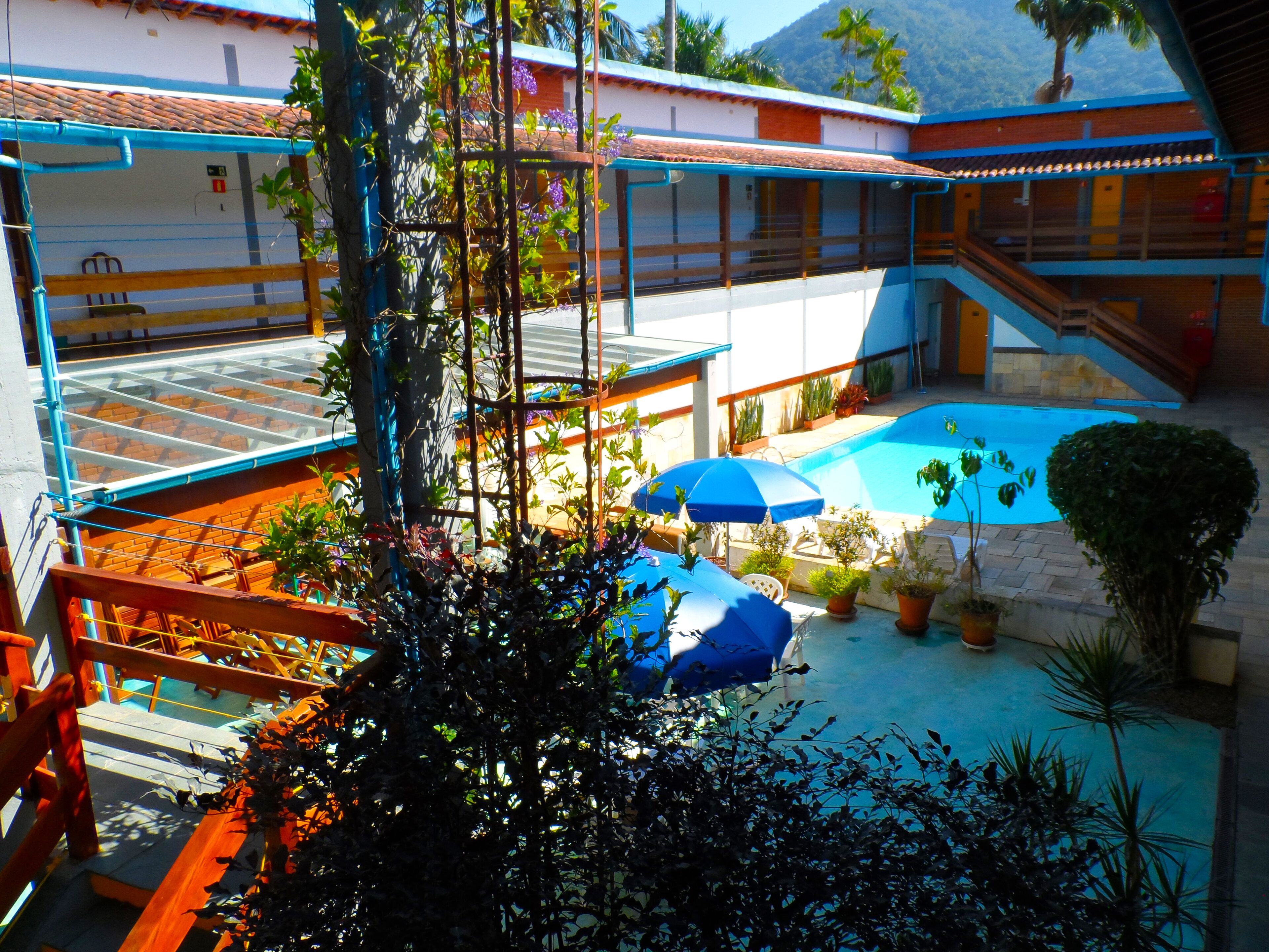 室內游泳池和室外游泳池，開放時間為 09:00 至 20:00，提供泳池遮陽傘和日光浴躺椅