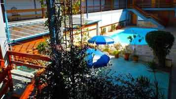 Piscina interna, piscina externa, funciona das 9h às 20h, guarda-sóis