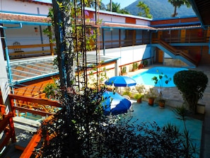 Piscina interna, piscina externa, funciona das 9h às 20h, guarda-sóis