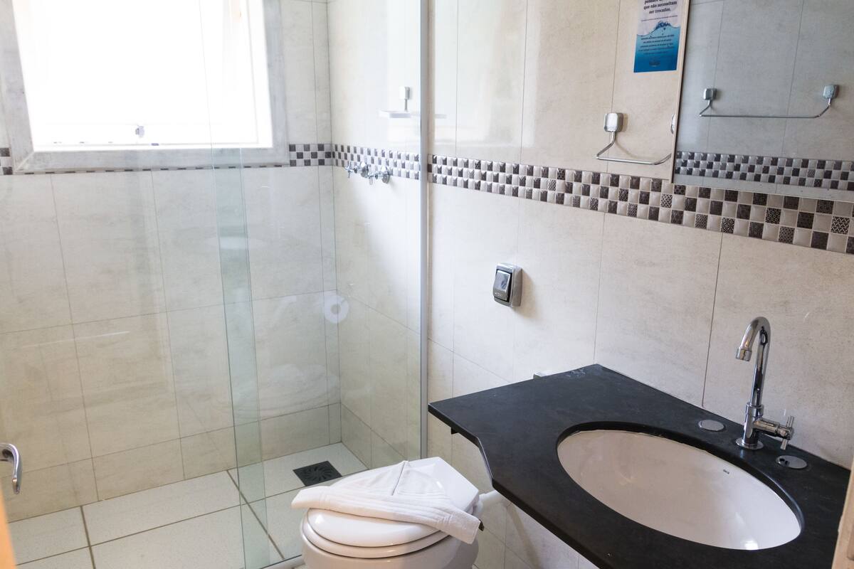 triple room | bathroom | shower, free toiletries, towels