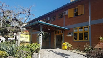 Piscina interna, piscina externa, funciona das 9h às 20h, guarda-sóis