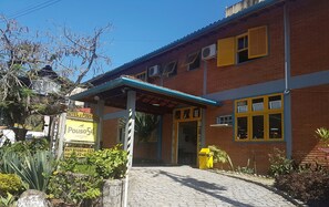 Una piscina techada, una piscina al aire libre, sombrillas