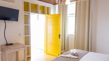 Quarto casal tradicional, 1 cama Queen, no piso térreo | Frigobar, cofres nos quartos, individualmente decorados